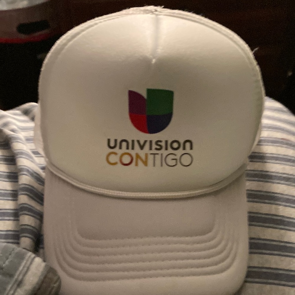 A hat (Univision Contigo